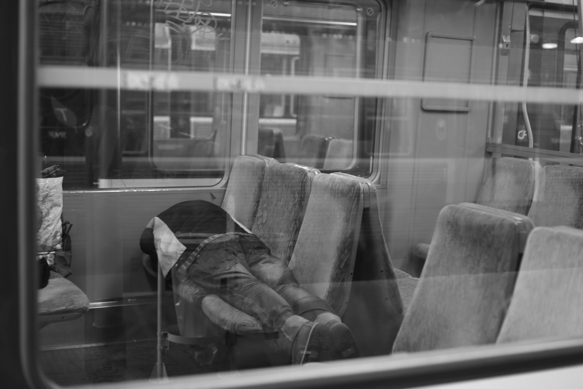 Dormir dans un train de banlieue à Paris