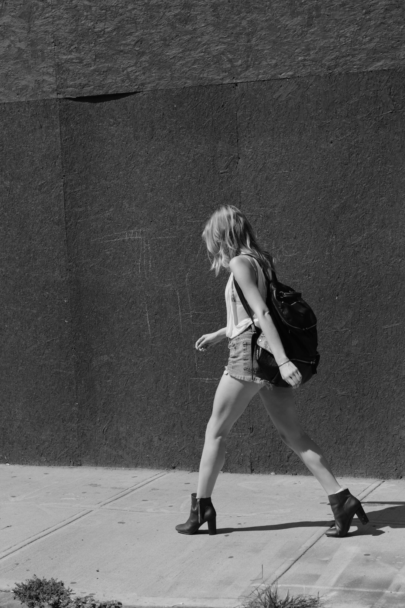 Jeune femme marchant dans les rues New York
