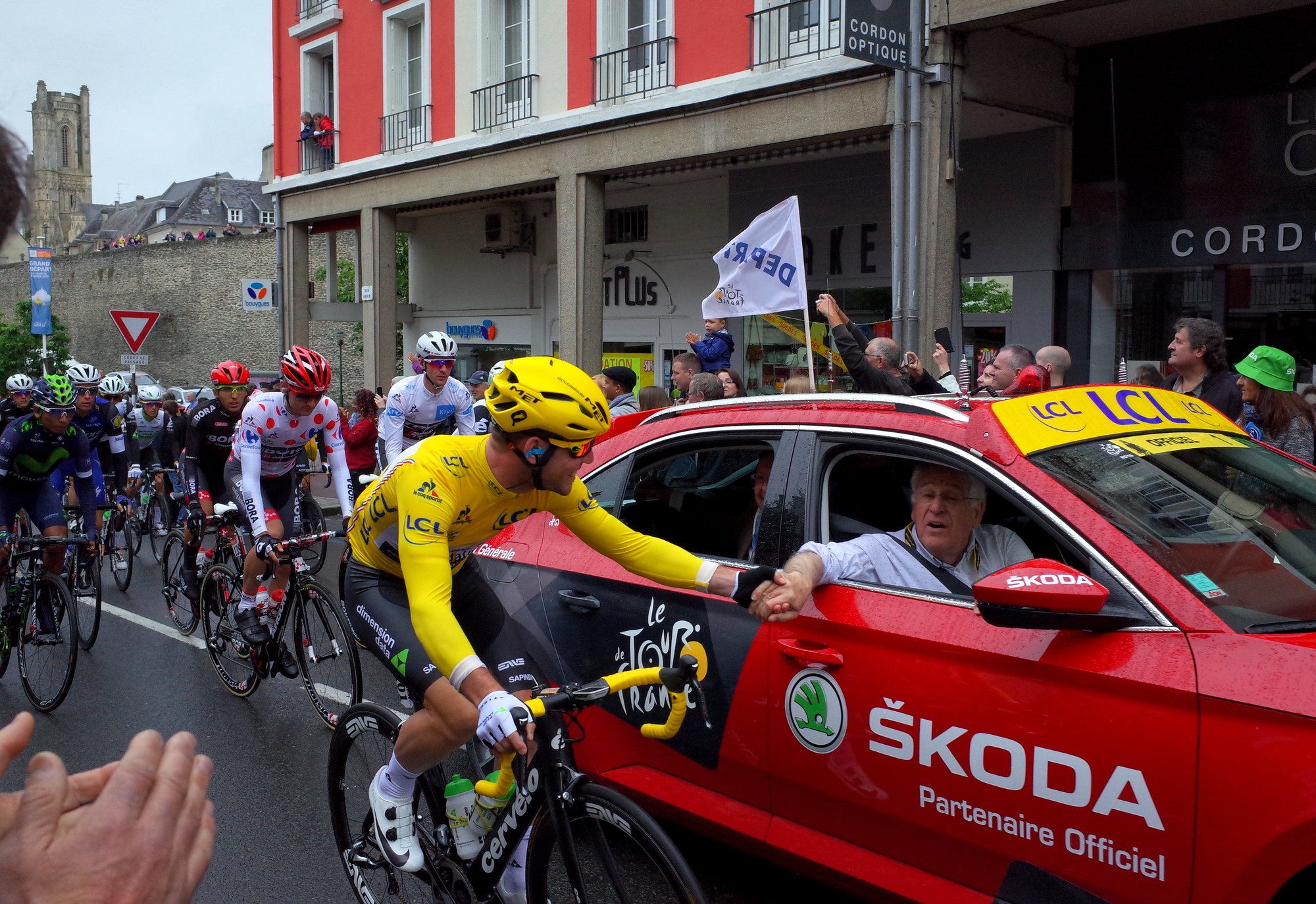 Le maillot jaune Cavendish au départ à Saint-Lô
