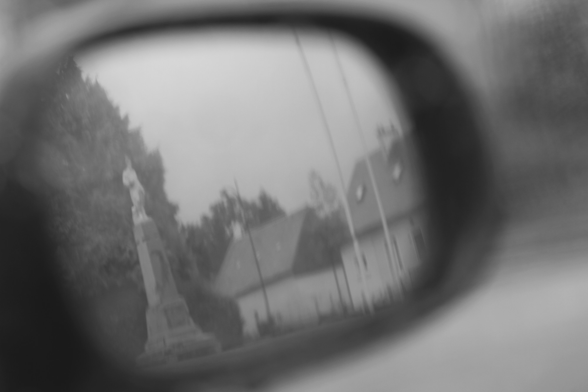 Monument aux morts de Jurques sous la pluie