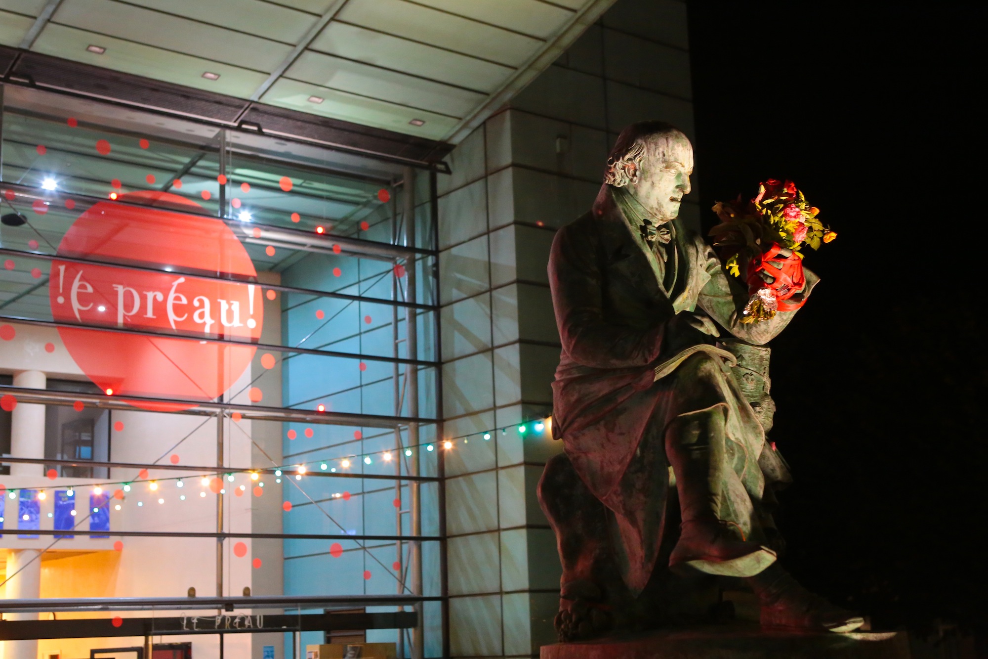 Un bouquet de roses pour les 20 ans du Préau !