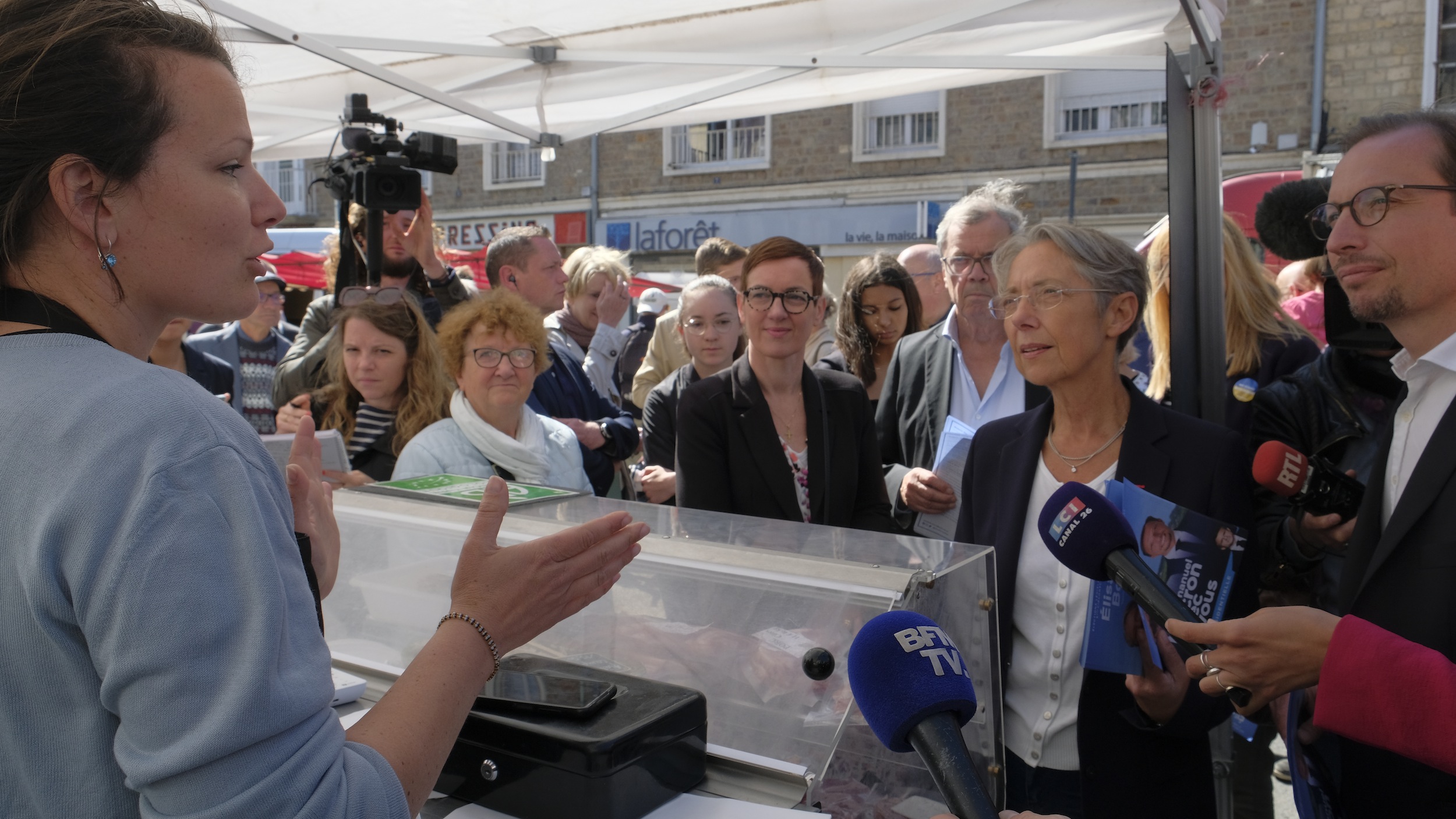 Elisabeth Borne sur le marché d&rsquo;Aunay-sur-Odon