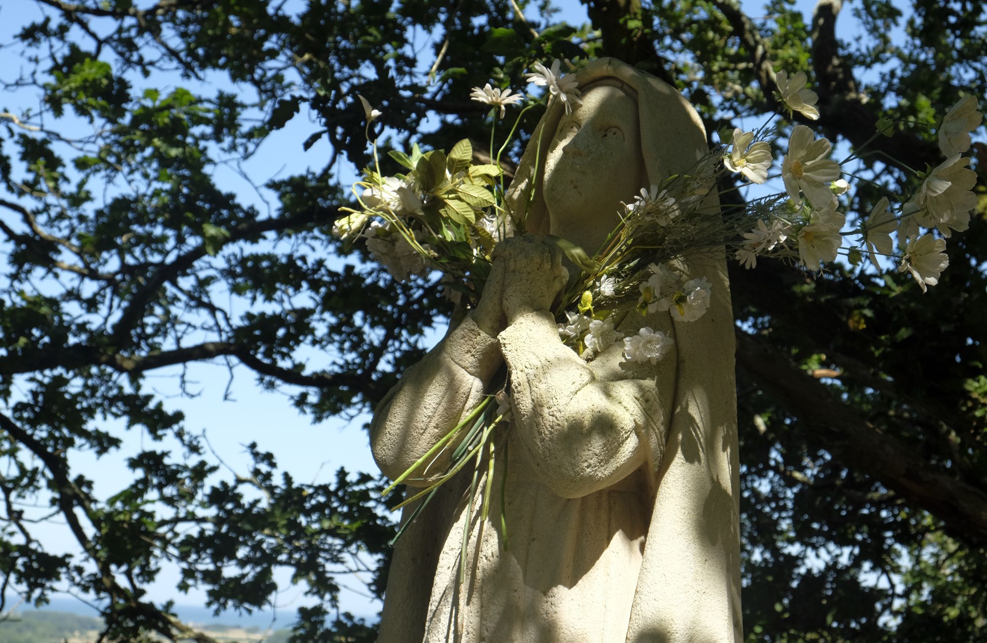 Vierge aux fleurs à La Pernelle